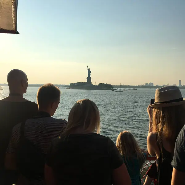 New York City, ABD 'de Özgürlük Anıtı' na bakan turistler