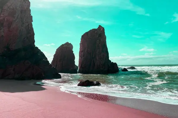 Kırmızı kum ve mavi gökyüzü olan güzel bir sahil. Portekiz, Madeira