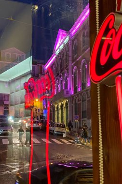 Lizbon 'un gece caddelerindeki bir kafenin penceresinden bak.