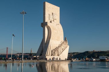 Belem 'deki Keşifler Anıtı ve 25 Nisan, Lizbon, Portekiz Köprüsü