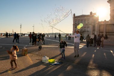 Lizbon, Portekiz 'de havai fişeklerle oynayan bilinmeyen çocuklar