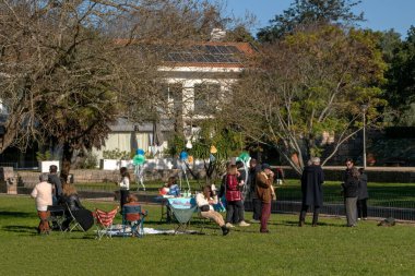 Lizbon, Portekiz 'de çocuklar neşeli bir parkta oyunlar, kahkahalar ve renkli dekorasyonlarla dolu neşeli bir doğum günü kutlaması için bir araya geliyorlar..