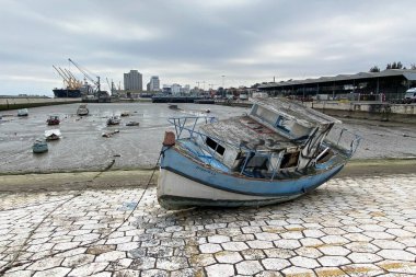 Fransa 'nın La Rochelle limanında eski bir balıkçı teknesi.