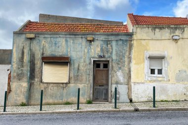 Portekiz 'in eski Ponta Delgada kasabasında terk edilmiş bir bina.