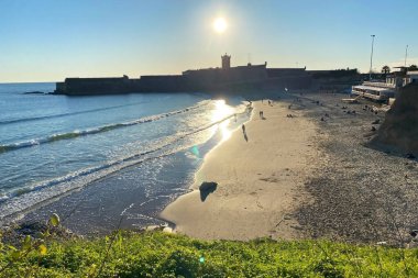 Portekiz 'in Oeiras plajında gün batımı