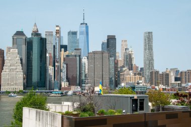 Brooklyn 'den Manhattan gökyüzü manzarası.