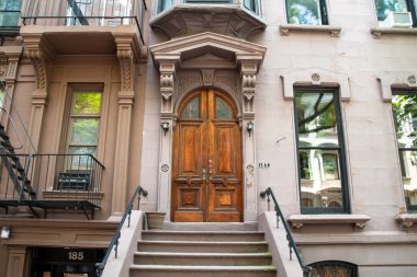 Brownstone girişi, binanın ön cephesi, kapıya çıkan merdiven.