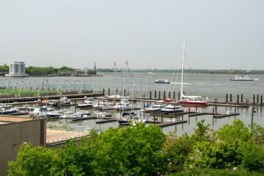 Brooklyn, New York, ABD limanına demirlemiş tekne ve yatlar