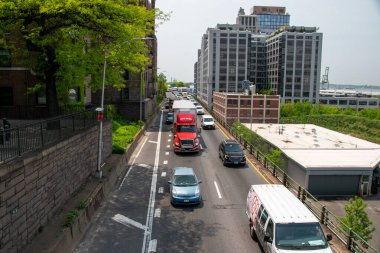 Brooklyn 'de bir caddede arabalar.