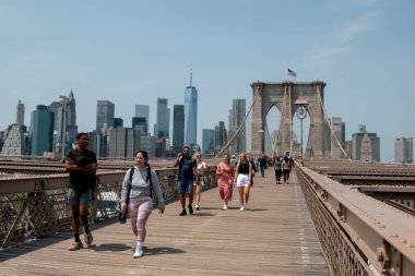 İnsanlar New York 'taki Brooklyn Köprüsü' nü ziyaret ediyor. Brooklyn Köprüsü dünyadaki en eski asma köprülerden biridir..