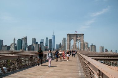 New York City, ABD 'de Brooklyn Köprüsü' nde insanlar yürüyor.