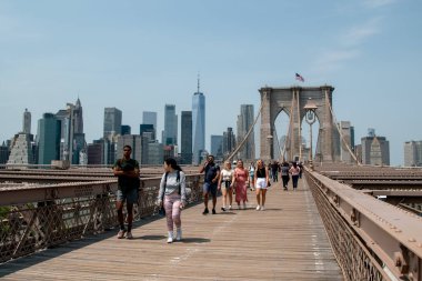 İnsanlar New York 'taki Brooklyn Köprüsü' nü ziyaret ediyor. Köprü, Manhattan ve Brooklyn arasındaki Doğu Nehri boyunca uzanır..