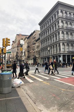 Yayalar karşıdan karşıya Manhattan'da.