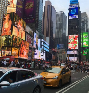 Broadway Tiyatroları ve çok sayıda LED işareti bulunan Times Meydanı, New York ve Amerika Birleşik Devletleri 'nin bir sembolüdür..