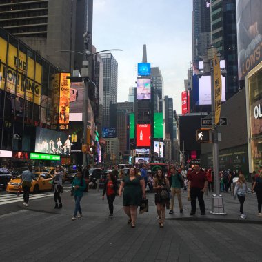 Manhattan, NYC, New York, ABD, New York 'ta 5. Cadde, muhabir fotoğrafları, sokaktaki insanlar, modern şehir manzarası.