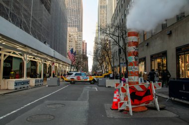 Beşinci Cadde 'de trafik Manhattan, New York City, ABD