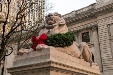 New York Şehir Halk Kütüphanesi önündeki aslan heykeli, 5. Cadde, Manhattan, NYC, ABD