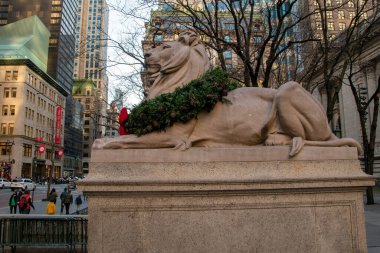 Aşağı Manhattan 'da bir aslan heykeli, 5. Cadde, NYC, ABD