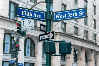 Manhattan, NYC, New York, ABD, Beşinci Cadde ve New York 'taki 35. Cadde tabelası, şehir konsepti ve yol yönü
