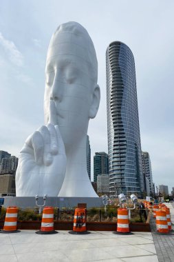 Jaume Plensa 'nın Newport Pier Park' ta bulunan muhteşem 25 metrelik 