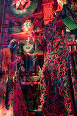 New York 'ta Beşinci Cadde' deki Bergdorf Goodman mağazasının vitrininde alışılmadık mankenler, Manhattan, NYC, New York, ABD 