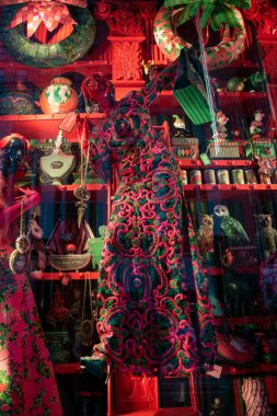 New York 'ta Beşinci Cadde' deki Bergdorf Goodman mağazasının vitrininde alışılmadık mankenler, Manhattan, NYC, New York, ABD 