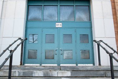 Bina girişi, mavi kapıya çıkan merdiven.