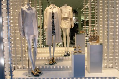 New York 'ta 5. Cadde' deki Prada mağazasının vitrininde vitrininde mankenler ve çantalar, Manhattan, NYC, New York, ABD 