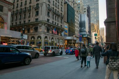 New York 'ta 5. Cadde' deki insanlar, Manhattan 'daki habercilik fotoğrafçılık, modern şehir manzarası, NYC, New York, ABD 