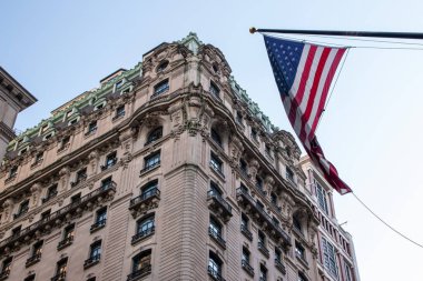 Amerika Birleşik Devletleri, Manhattan 'daki bir binanın cephesinde bayrak salladı.