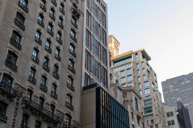 Aşağı Manhattan 'da bir binanın cephesi, New York' ta cepheler inşa etmek, modern mimari, minimalist şehir manzarası.