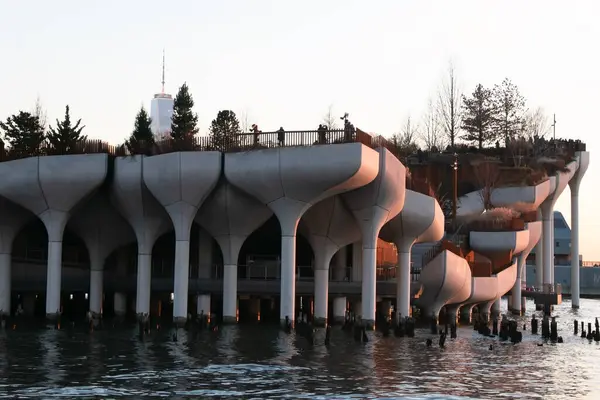 New York 'un Hudson Nehri kıyısındaki Little Island Park, modern mimari, Manhattan, NYC, New York, ABD