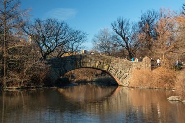 Central Park 'taki nehrin üzerindeki eski taş köprü, New York, Manhattan, New York, New York, ABD