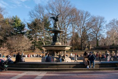İnsanlar New York 'taki Central Park' ı ziyaret ediyor. Central Park, Manhattan, New York, ABD 'de önemli bir turistik merkezdir. 