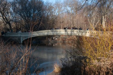 Manhattan, NYC, New York, ABD, New York City Central Park 'taki köprüdeki insanlar