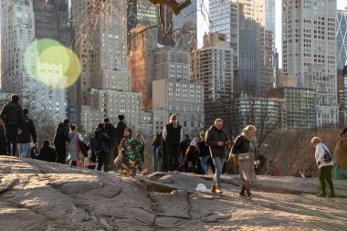 New York City Manhattan şehir merkezi. Central Park, NYC, New York, ABD 'de yürüyen insanlarla dolu.