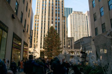 New York 'taki Rockefeller Center' da Noel ağacı, New York Şehri 'nin haber fotoğrafçılığı, sokaktaki insanlar, modern şehir manzarası, Manhattan, New York, ABD