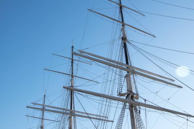Mavi gökyüzüne karşı yelkenli gemi direği