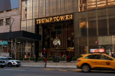 5. Bulvar 'daki Trump Kulesi, New York' taki Beşinci Cadde 'deki insanlar, Manhattan' daki habercilik fotoğrafçılığı, modern şehir manzarası, Manhattan, New York, ABD