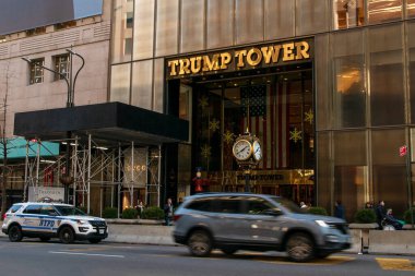 5. Bulvar 'daki Trump Kulesi, New York' taki Beşinci Cadde 'deki insanlar, Manhattan' daki habercilik fotoğrafçılığı, modern şehir manzarası, Manhattan, New York, ABD