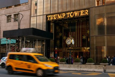 5. Bulvar 'daki Trump Kulesi, New York' taki Beşinci Cadde 'deki insanlar, Manhattan' daki habercilik fotoğrafçılığı, modern şehir manzarası, Manhattan, New York, ABD