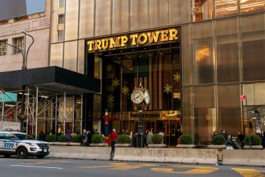 5. Bulvar 'daki Trump Kulesi, New York' taki Beşinci Cadde 'deki insanlar, Manhattan' daki habercilik fotoğrafçılığı, modern şehir manzarası, Manhattan, New York, ABD