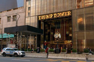5. Bulvar 'daki Trump Kulesi, New York' taki Beşinci Cadde 'deki insanlar, Manhattan' daki habercilik fotoğrafçılığı, modern şehir manzarası, Manhattan, New York, ABD