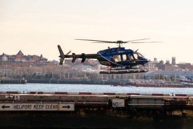 Finans bölgesinde helikopter, New York 'ta helikopter kiralama, Manhattan, NYC, New York, ABD' de uçmaya hazır helikopter.