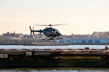 Finans bölgesinde helikopter, New York 'ta helikopter kiralama, Manhattan, NYC, New York, ABD' de uçmaya hazır helikopter.