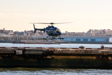 Finans bölgesinde helikopter, New York 'ta helikopter kiralama, Manhattan, NYC, New York, ABD' de uçmaya hazır helikopter.