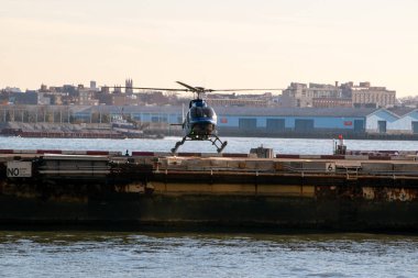 Finans bölgesinde helikopter, New York 'ta helikopter kiralama, Manhattan, NYC, New York, ABD' de uçmaya hazır helikopter.