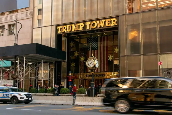 5. Bulvar 'daki Trump Kulesi, New York' taki Beşinci Cadde 'deki insanlar, Manhattan' daki habercilik fotoğrafçılığı, modern şehir manzarası, Manhattan, New York, ABD