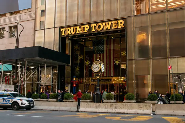 5. Bulvar 'daki Trump Kulesi, New York' taki Beşinci Cadde 'deki insanlar, Manhattan' daki habercilik fotoğrafçılığı, modern şehir manzarası, Manhattan, New York, ABD
