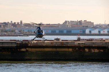 Finans bölgesinde helikopter, New York 'ta helikopter kiralama, Manhattan, NYC, New York, ABD' de uçmaya hazır helikopter.